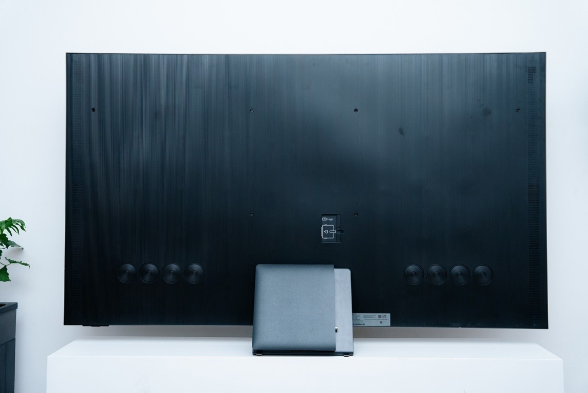 A back of a black rectangular objectDescription automatically generated